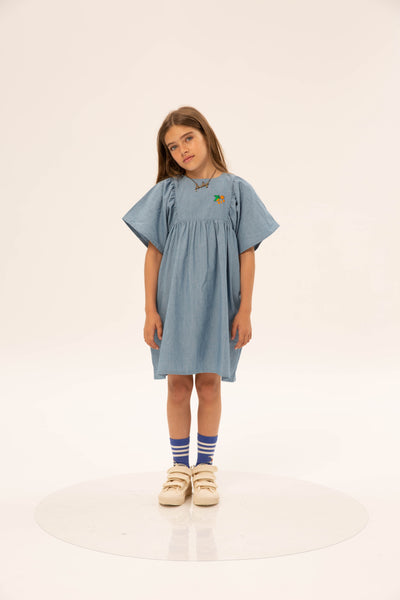 Benedita Dress Denim Chambray van Wander & Wonder met blauwe chambray stof en oranje bloemenborduursel. | Verkrijgbaar bij Little Fashion Addict