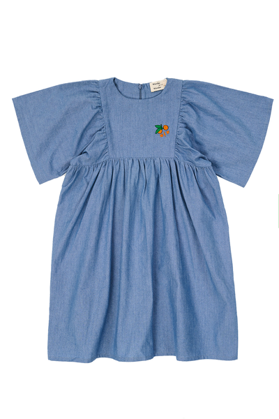 Benedita Dress Denim Chambray van Wander & Wonder met blauwe chambray stof en oranje bloemenborduursel. | Verkrijgbaar bij Little Fashion Addict