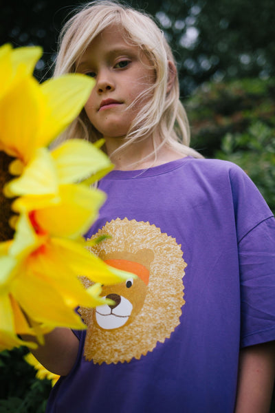 Unisex T-shirt in zacht lila met schattige leeuwenprint – Daily Brat | Verkrijgbaar bij Little Fashion Addict