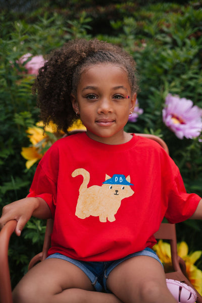 Unisex T-shirt in levendig rood met schattige kattenprint – Daily Brat | Verkrijgbaar bij Little Fashion Addict