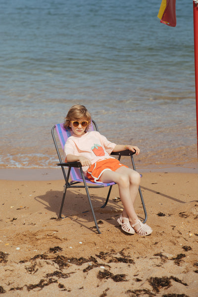 Persimmon T-shirt Sunset van Wander & Wonder in perzikkleur met een persimmon print. Unisex T-shirt voor jongens en meisjes. | Verkrijgbaar bij Little Fashion Addict