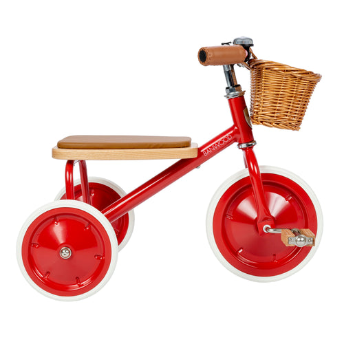 Rode Banwood Driewieler met rieten mand - Ideaal voor kinderen van 2 tot 6 jaar oud - Verkrijgbaar bij Littlefashionaddict