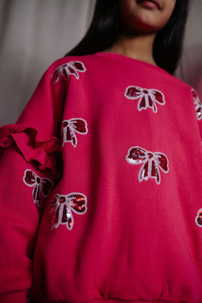 Donkerroze meisjessweater met glinsterende strikjes van Daily Brat – City Notes Collectie | Ontdek Daily Brat bij Little Fashion Addict