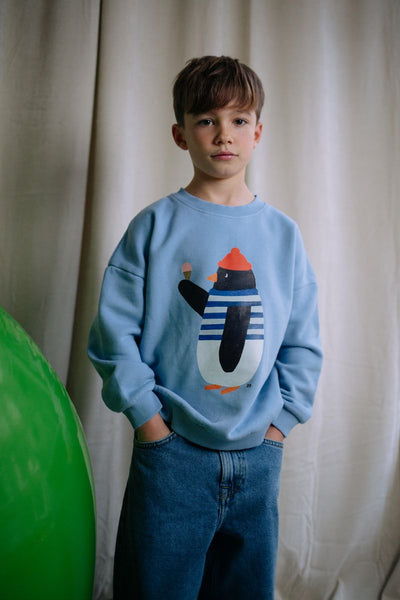 Lichtblauwe jongenssweater met pinguïnprint van Daily Brat | Waddles Pinguin Sweater For Ever Blue | Ontdek Daily Brat bij Little Fashion Addict