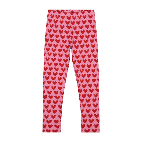 Roze legging van Daily Brat met rode hartjes, gemaakt van biologisch katoen en stretch – perfect voor school en speelplezier.