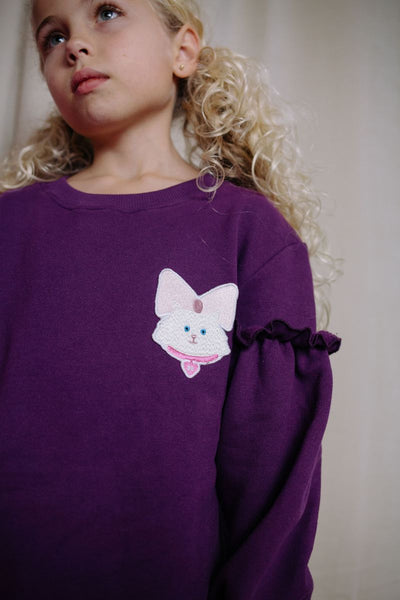 Paarse meisjessweater met kattenpatch en ruffles – Daily Brat | Kitty Kaatje Ruffle Sky Line Sernade | Ontdek Daily Brat bij Little Fashion Addict