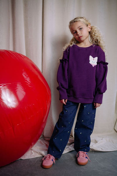 Paarse meisjessweater met kattenpatch en ruffles – Daily Brat | Kitty Kaatje Ruffle Sky Line Sernade | Ontdek Daily Brat bij Little Fashion Addict