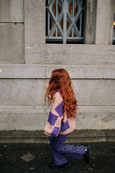 Meisjessweater met ruitpatroon in paars en roze met glitterdetails van Daily Brat – Shine Bright Like a Diamond.