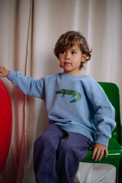 Paarse Snappy jeansbroek van Daily Brat uit de City Notes-collectie. Rechte unisex pasvorm in stevige denim, geschikt voor zowel jongens als meisjes. | Ontdek Daily Brat bij Little Fashion Addict