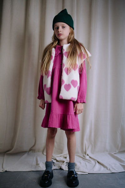 Witte teddy bodywarmer voor meisjes van Daily Brat met roze hartjes, ideaal om te dragen over jurkjes of truien. | Ontdek Daily Brat bij Little Fashion Addict