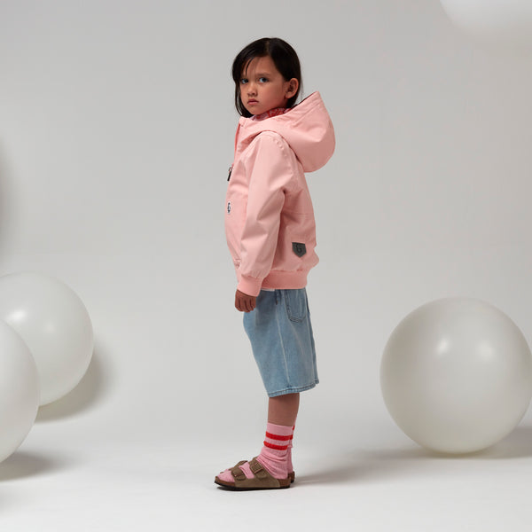 Waterdichte meisjesjas Blue Bird van Gosoaky in First Blush Pink met zachte voering. | Verkrijgbaar bij Little Fashion Addict
