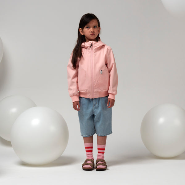 Waterdichte meisjesjas Blue Bird van Gosoaky in First Blush Pink met zachte voering. | Verkrijgbaar bij Little Fashion Addict