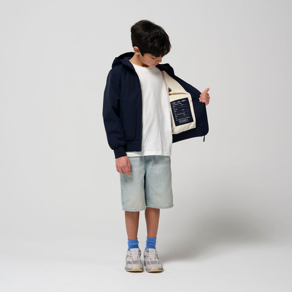 Gosoaky Blue Bird regenjas in donkerblauw voor jongens en meisjes - Verkrijgbaar bij Little Fashion Addict