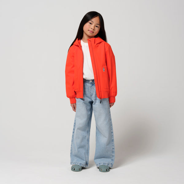 Gosoaky Blue Bird jas in opvallend rood met reflecterende details - Waterdichte meisjesjas Poppin Red van Gosoaky - Verkrijgbaar bij Little Fashion Addict