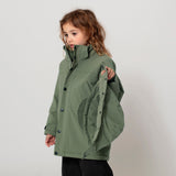 Uniseks Gosoaky 'Sleeping Pigeon' kinderjas in deep lichen green, waterdicht en winddicht. | Ontdek Gosoaky bij Little Fashion Addict