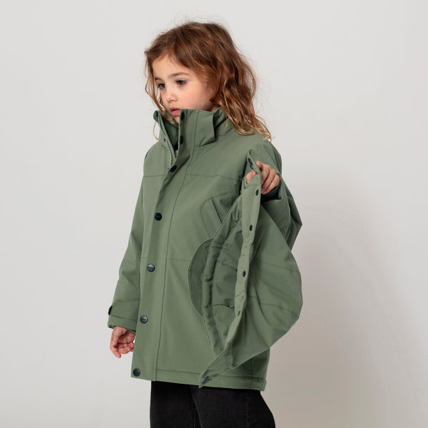 Uniseks Gosoaky 'Sleeping Pigeon' kinderjas in deep lichen green, waterdicht en winddicht. | Ontdek Gosoaky bij Little Fashion Addict