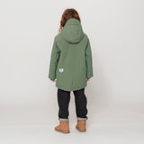 Uniseks Gosoaky 'Sleeping Pigeon' kinderjas in deep lichen green, waterdicht en winddicht. | Ontdek Gosoaky bij Little Fashion Addict
