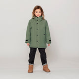 Uniseks Gosoaky 'Sleeping Pigeon' kinderjas in deep lichen green, waterdicht en winddicht. | Ontdek Gosoaky bij Little Fashion Addict