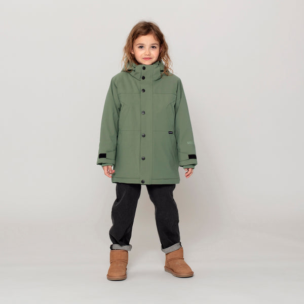 Uniseks Gosoaky 'Sleeping Pigeon' kinderjas in deep lichen green, waterdicht en winddicht. | Ontdek Gosoaky bij Little Fashion Addict