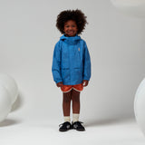 Korte blauwe regenjas voor jongens en meisjes van Gosoaky – model The Lion. | Verkrijgbaar bij Little Fashion Addict