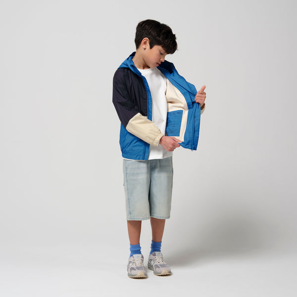 Gosoaky The Lion regenjas voor jongens in blauw met kleurvlakken - Verkrijgbaar bij Little Fashion Addict