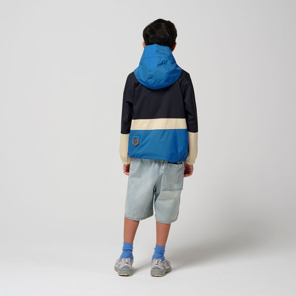 Gosoaky The Lion regenjas voor jongens in blauw met kleurvlakken - Verkrijgbaar bij Little Fashion Addict
