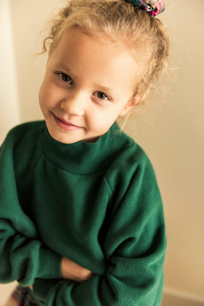Meisjessweater met col in donkergroen van Jenest, gemaakt van zachte organic katoenfleece – ideaal voor frisse herfstdagen | Babs Sweater Dark Green | Ontdek Jenest bij Little Fashion Addict
