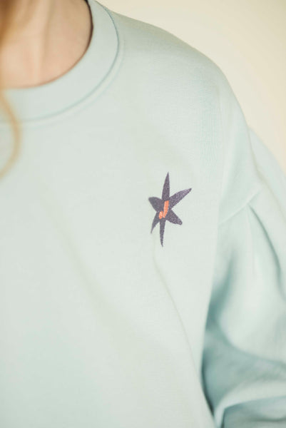 Meisjes sweater van Jenest in pastelblauw met ballonmouwen en sterdetail | verkrijgbaar bij Little Fashion Addict