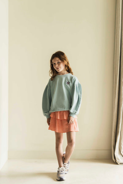 Meisjes sweater van Jenest in pastelblauw met ballonmouwen en sterdetail | verkrijgbaar bij Little Fashion Addict