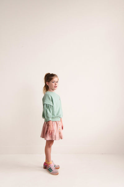 Ballon Sweater Sage Green van Jenest - Lichtgroene balloon meisjessweater | Ontdek Jenest bij Little Fashion Addict