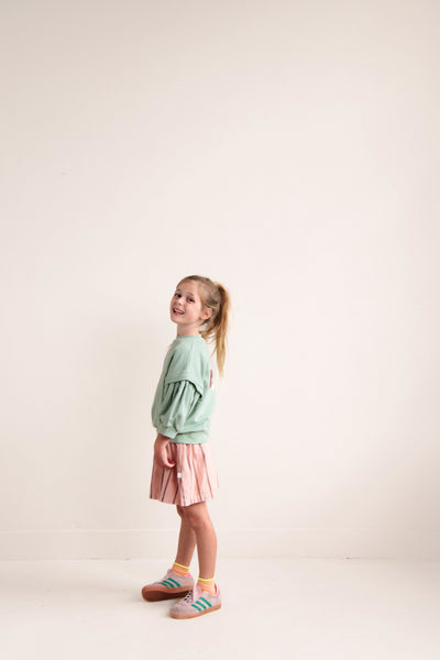 Ballon Sweater Sage Green van Jenest - Lichtgroene balloon meisjessweater | Ontdek Jenest bij Little Fashion Addict