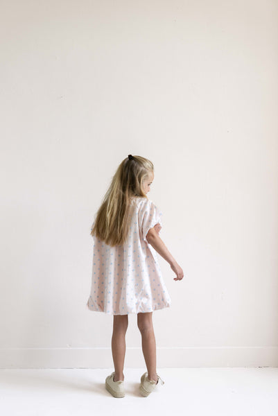 Poederroze Bella Balloon Dress van Jenest met lichtblauwe structuurdetails | Bella Balloon Dress Blossom Rose van Jenest - Verkrijgbaar bij Little Fashion Addict