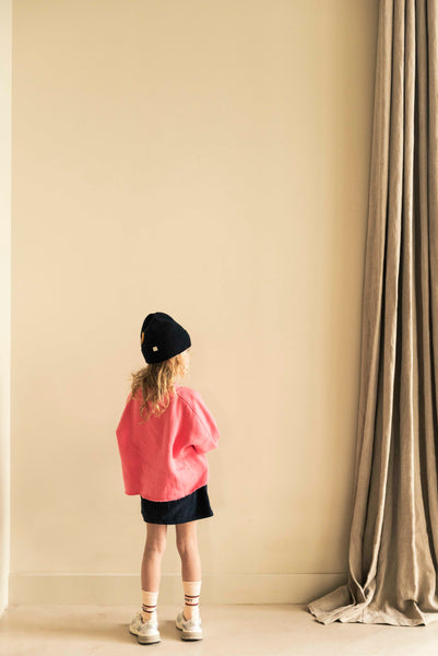 Jenest Bibi Skirt Navy Blue – Donkerblauw ribfluwelen meisjesrokje met knoopsluiting en steekzakken, verkrijgbaar bij Little Fashion Addict