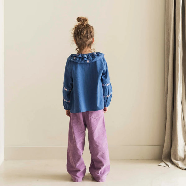 Paarse meisjesbroek van Jenest met elastische tailleband en steekzakken | Cammie Pants Grape Purple | Verkrijgbaar bij Little Fashion Addict