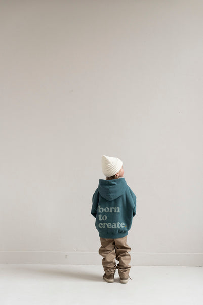 Jongen met petrolgroene hoodie van Jenest en opvallende rugprint | Verkrijgbaar bij Little Fashion Addict
