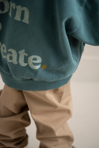 Jongen met petrolgroene hoodie van Jenest en opvallende rugprint | Verkrijgbaar bij Little Fashion Addict