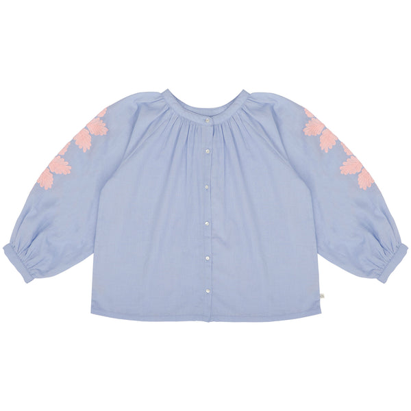 Lichtblauwe meisjesblouse van Jenest met roze bloemenborduursel op de mouwen | Coco Blouse Grape Blue | verkrijgbaar bij Little Fashion Addict