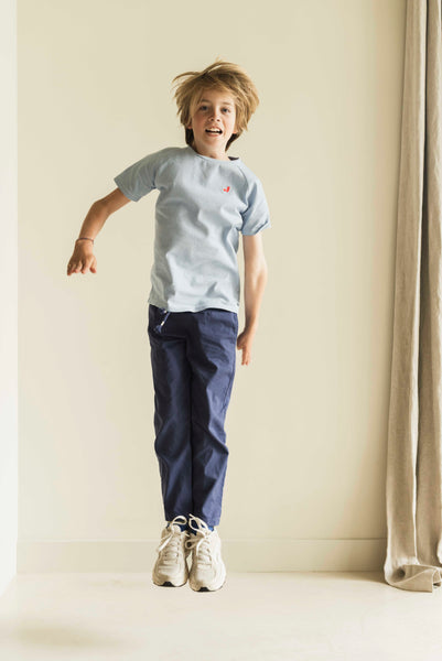 Donkerblauwe jongensbroek van Jenest met rechte pasvorm en koordsluiting | Comfy Chino Night Blue | verkrijgbaar bij Little Fashion Addict