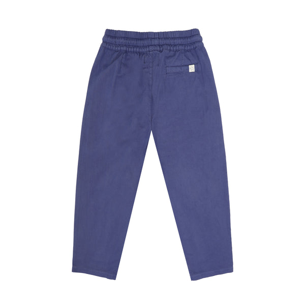 Donkerblauwe jongensbroek van Jenest met rechte pasvorm en koordsluiting | Comfy Chino Night Blue | verkrijgbaar bij Little Fashion Addict