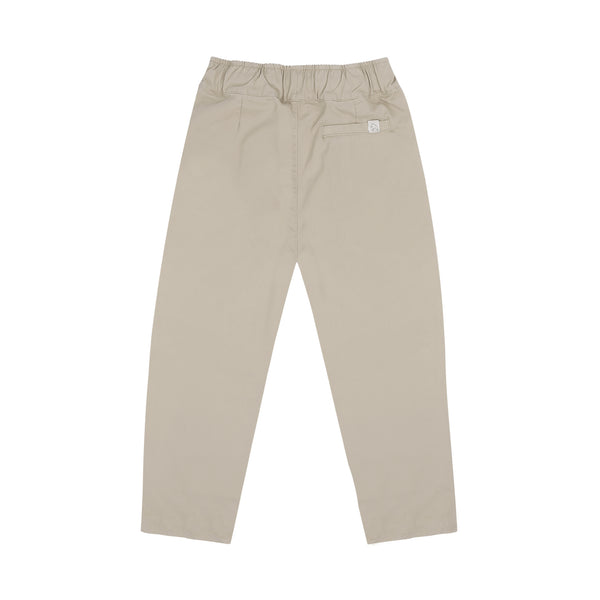 Stone beige Comfy Chino van Jenest voor jongens met elastische tailleband | Little Fashion Addict