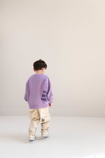 Stone beige Comfy Chino van Jenest voor jongens met elastische tailleband | Little Fashion Addict