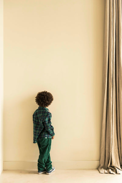 Donkergroene ribfluwelen broek voor jongens van Jenest, gemaakt van 100% biologisch katoen – met steekzakken en elastische tailleband | Verkrijgbaar bij Little Fashion Addict