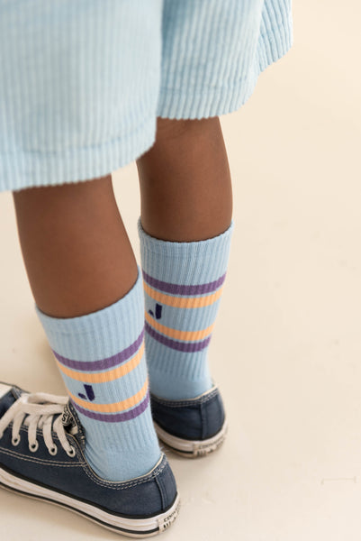 J Sport Socks Water Blue van Jenest – zachte lichtblauwe sportkousen met kleurrijke strepen | Little Fashion Addict