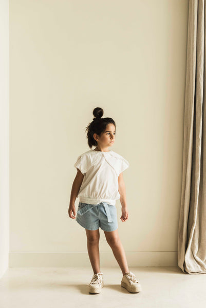 Jenest denim short voor meisjes met licht gewassen look en zwaluwprint | Julie Shorts Light Wash | verkrijgbaar bij Little Fashion Addict