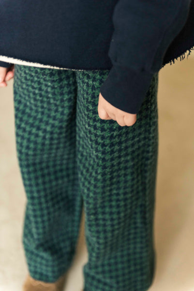 Meisjesbroek met donkerblauw-groene retro ruitjes en rechte snit van Jenest – zacht en comfy, ideaal voor school of vrije tijd. | Verkrijgbaar bij Little Fashion Addict