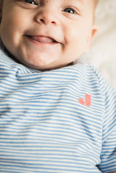 Gestreepte t-shirt in druivenblauw van Jenest voor jongens, in bio katoen | Verkrijgbaar voor jongens van 4 tot 10 jaar bij Little Fashion Addict