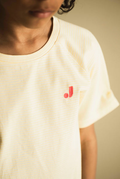 Unisex T-shirt van Jenest in zonnig geel met streepjes | Nurture T-shirt Sunny Yellow Stripe | Verkrijgbaar voor jongens en meisjes van 4 tot 10 jaar bij Little Fashion Addict