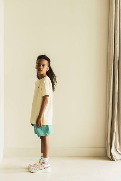 Unisex T-shirt van Jenest in zonnig geel met streepjes | Nurture T-shirt Sunny Yellow Stripe | Verkrijgbaar voor jongens en meisjes van 4 tot 10 jaar bij Little Fashion Addict