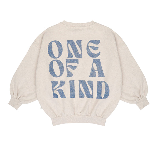 Oversized ecru sweater met blauwe 'One of a Kind' rugprint van Jenest, voor meisjes | Verkrijgbaar bij Little Fashion Addict