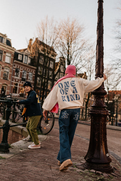 Oversized ecru sweater met blauwe 'One of a Kind' rugprint van Jenest, voor meisjes | Verkrijgbaar bij Little Fashion Addict